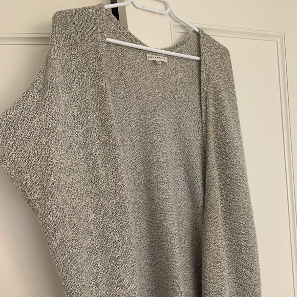 Community Ionic Cape - Picture 5 of 7